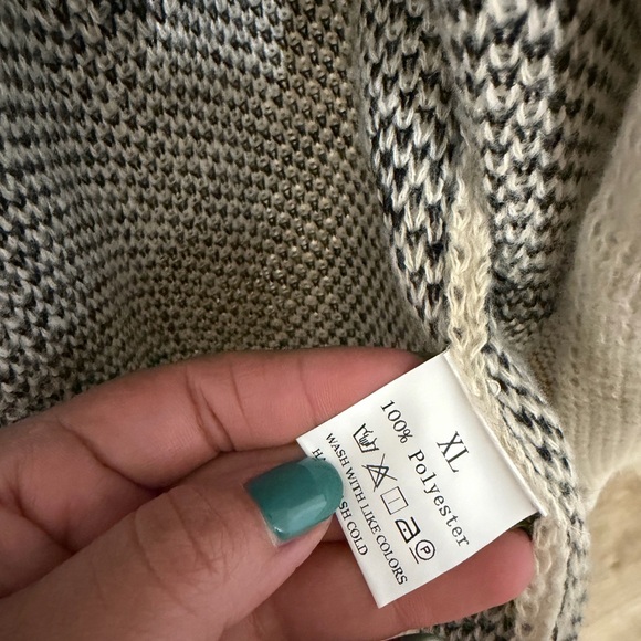 Chic Heart Patterned Cardigan - Picture 3 of 4